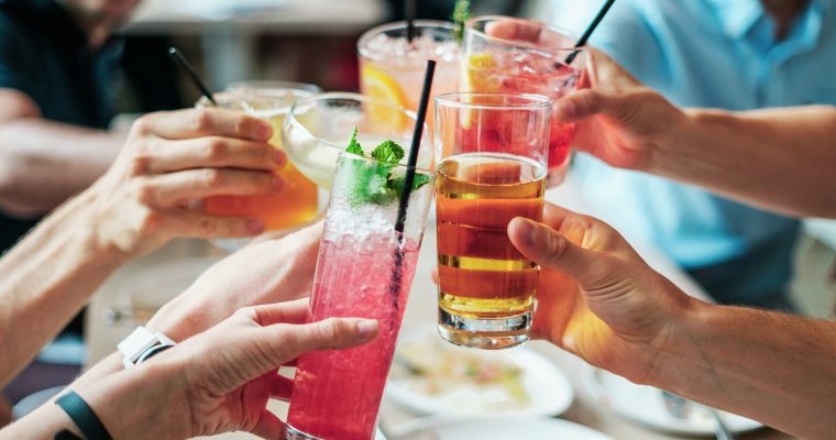 Alkoholfreier Cocktail aus Rosa Grapefruit und Limetten