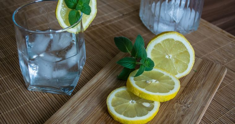 Tee-Drink mit Tonic auf Eis