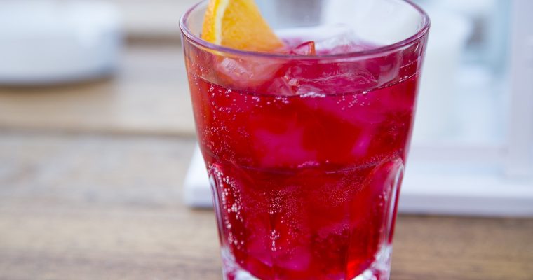 Gin-Cocktail mit Hibiskus