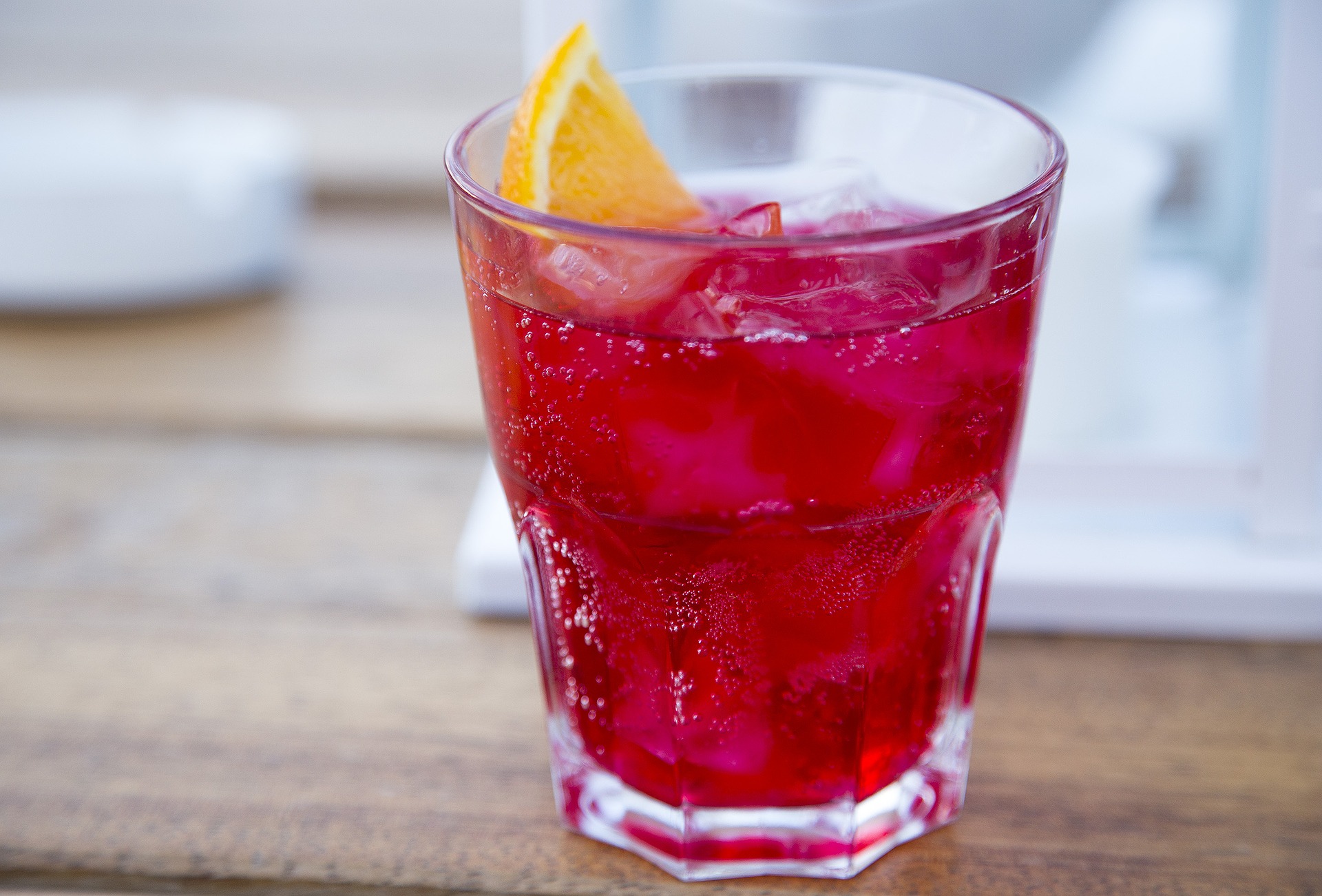 Gin-Cocktail mit Hibiskus